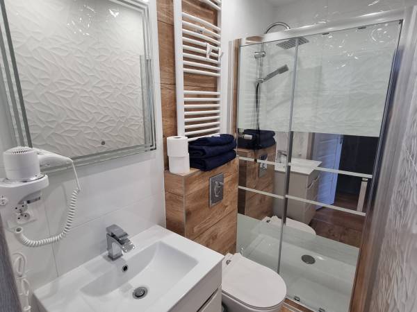 Łazienka pokój 2-osobowy z balkonem