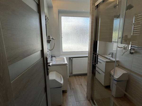 Łazienka studio 4-osobowe (1 piętro)