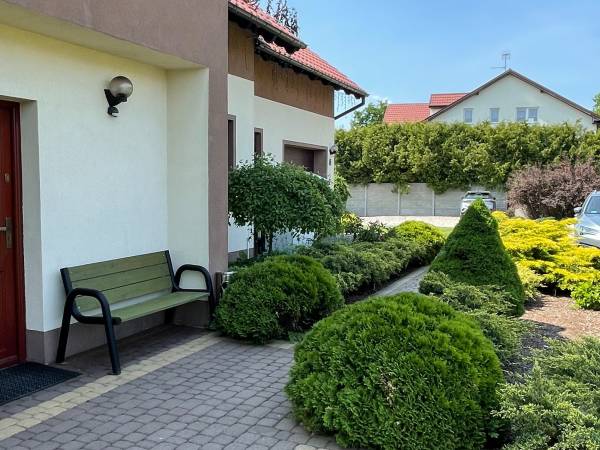 wejście do pokoi w budynku głównym