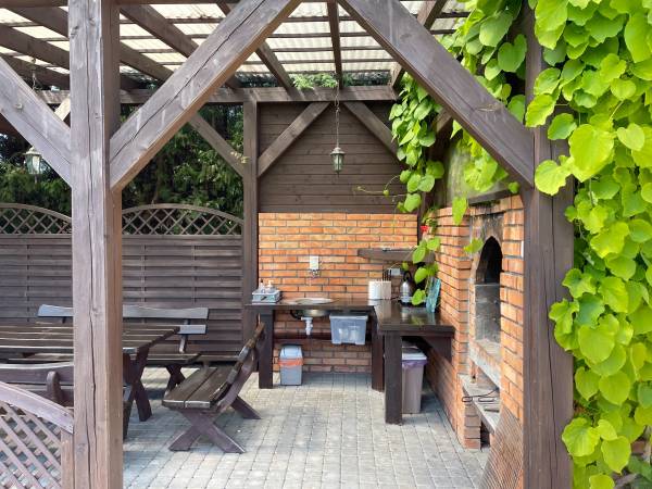 altana z murowanym grillem i kuchnią letnią