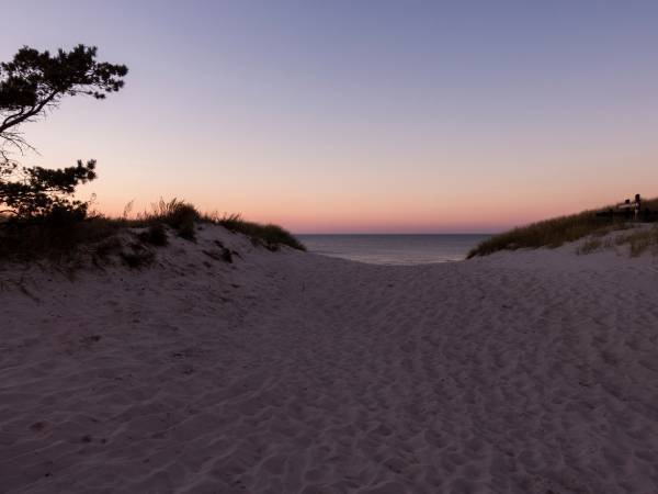 Wejście na plażę wieczór