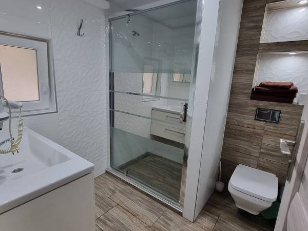 Łazienka pokój 3/4-osobowy poza pokojem