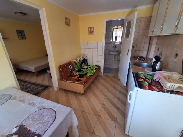 Mały domek - kuchnia z łazienką na dole