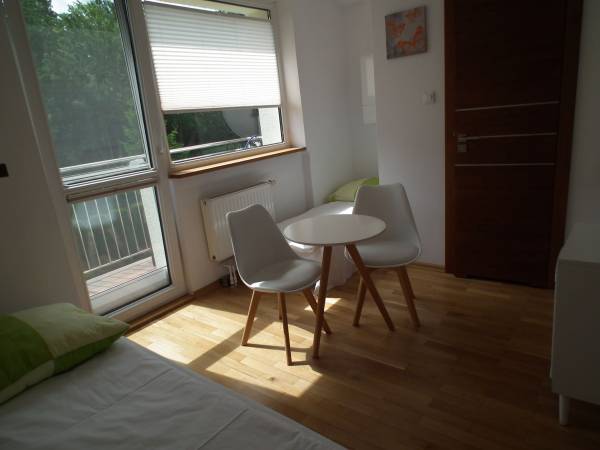 Apartament Green Power sypialnia dwa pojedyncze łóżka