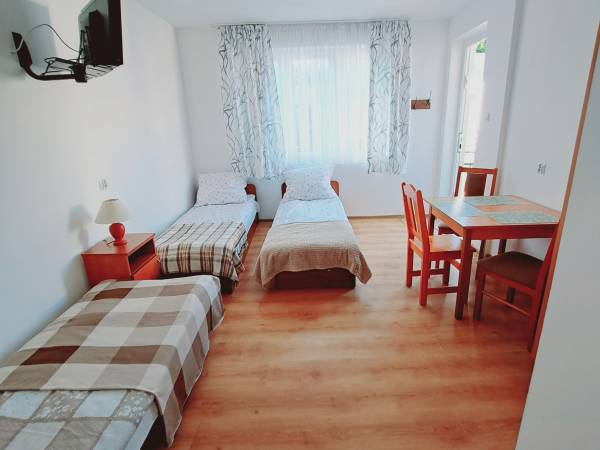 KLEKS 2 budynek nr 2 pokój trzyosobowy z aneksem kuchennym