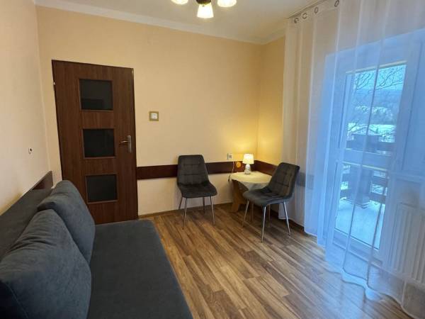 Pokój nr. 24 / z balkonem, sofa 2 os. stolik krzesła.