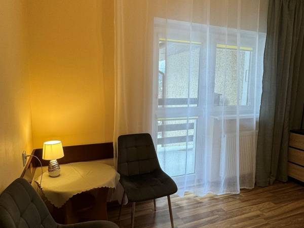 Pokój nr. 24 / z balkonem, sofa 2 osobowa, krzesła stolik.