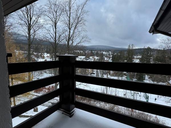 Pokój nr. 24 / z balkonem, stolik krzesełka.