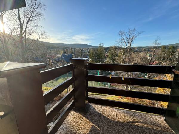 Pokój nr. 26 / 2 os. z balkonem, stolik, krzesełka.