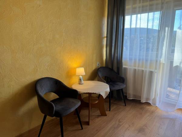 Pokój nr. 26 / 2 os. z balkonem, stolik, krzesła