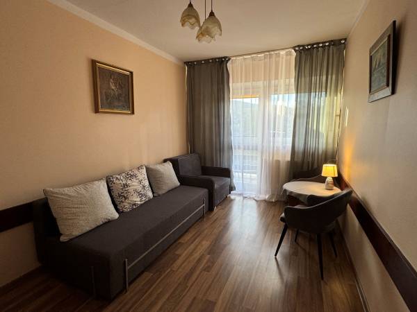 Pokój nr. 27 / 2 os. z balkonem. Sofa 2 osobowa. 
