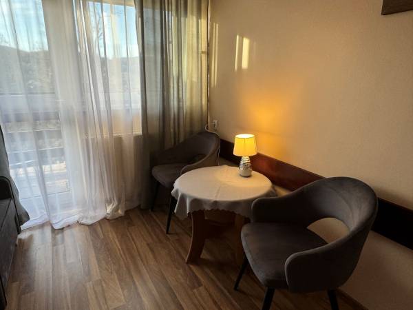 Pokój nr. 27 / 2 os. z balkonem. Sofa 2 osobowa. Stolik, krzesła. 