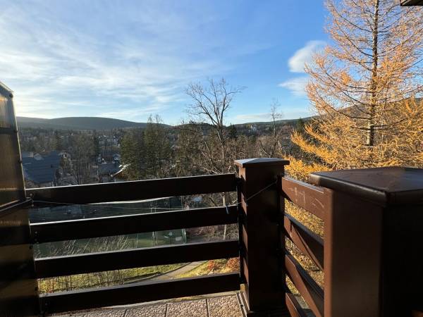 Pokój nr. 27 / 2 os. z balkonem. Krzesła, stolik. 