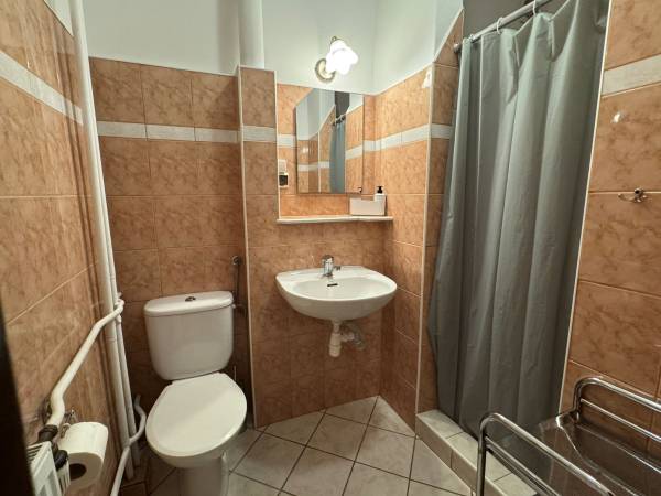 Pokój nr. 27 / 2 os. z balkonem. Łazienka, toaleta, prysznic. 