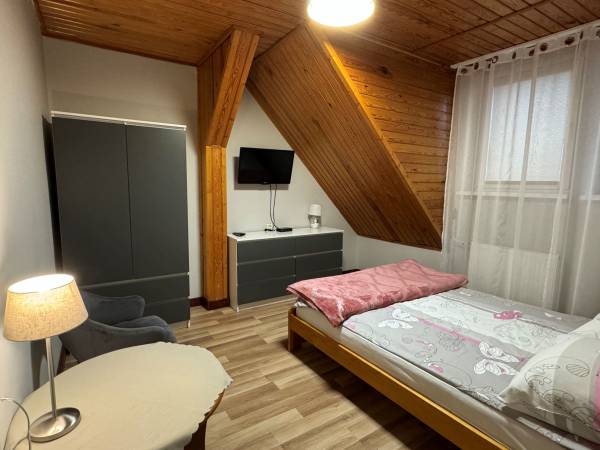 Pokój nr. 32 / 2 os. standard. Łóżko małżeńskie. 