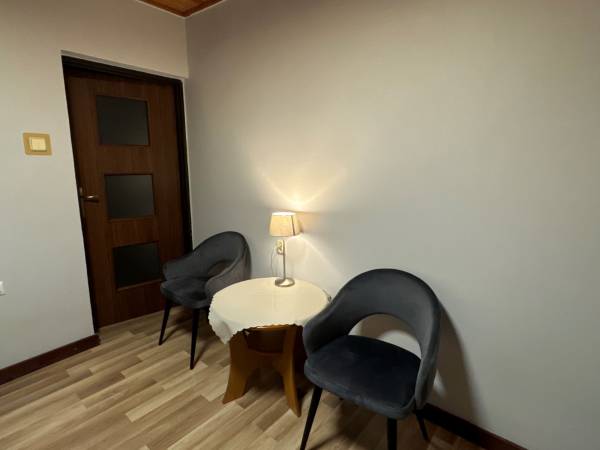 Pokój nr. 32 / 2 os. standard. Stolik, krzesła, Łóżko małżeńskie.