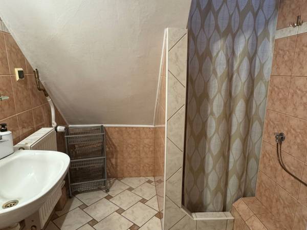 Pokój nr. 32 / 2 os. standard. Łazienka, toaleta, prysznic. 