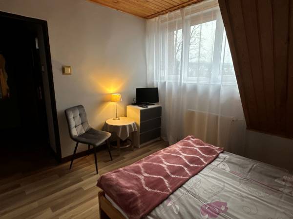 Pokój nr. 34 / 2-1 os. Standard. łóżko małżeńskie, stolik, krzesła. 