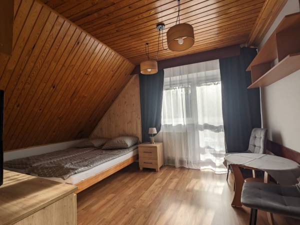 Pokój nr. 33 / Studio 4 os. z balkonem. Dwa oddzielne pokoje, 2 oddzielne łóżka, aneks kuchenny