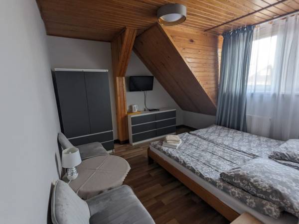 Pokój nr. 33 / Studio 4 os. z balkonem. Dwa oddzielne pokoje, 2 oddzielne łóżka, aneks kuchenny