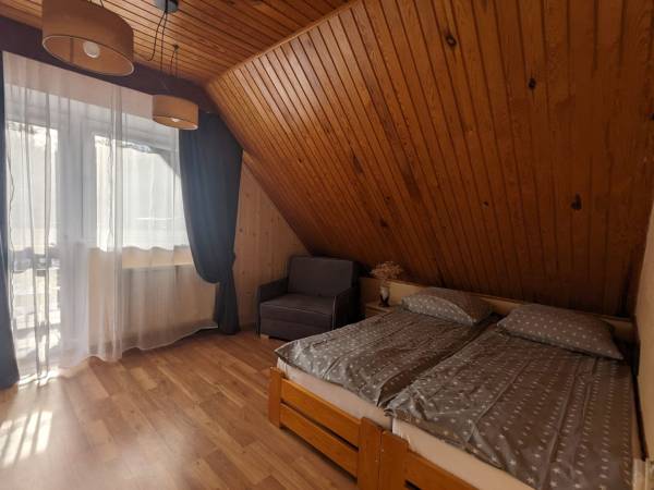 Pokój nr. 33 / Studio 4 os. z balkonem. Dwa oddzielne pokoje, 2 oddzielne łóżka, aneks kuchenny