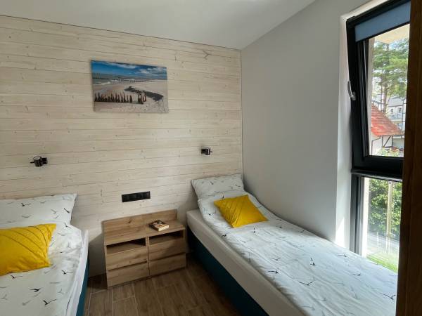 Sypialnia w apartamencie z balkonem 