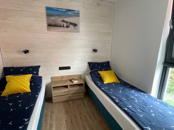 Sypialnia w apartamencie z balkonem 