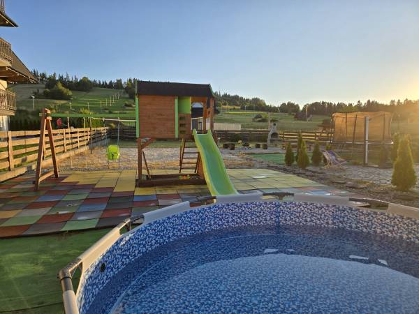 Mały basen, plac zabaw, trampolina, miejsce na ognisko