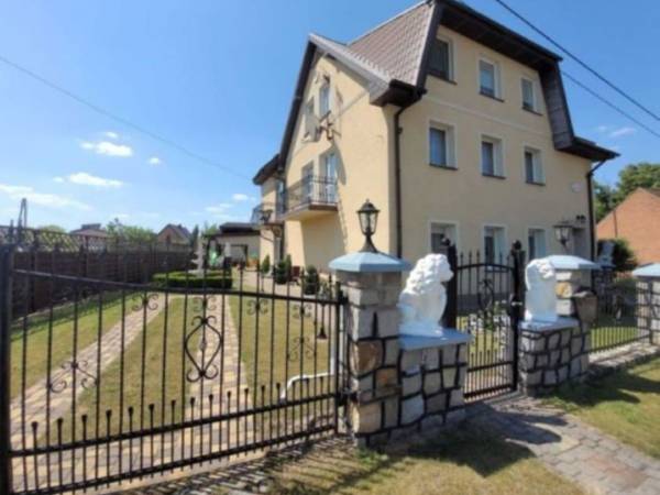 "Pod Lwem" Pokoje Gościnne i Domki Letniskowe