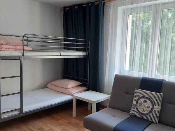 Pokój na piętrze z widokiem na las