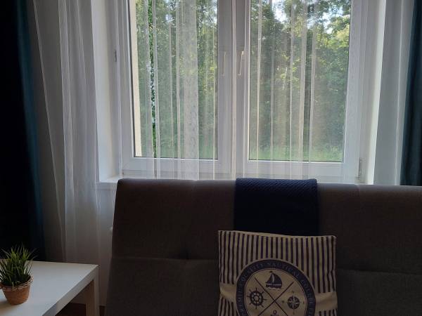 Pokój na piętrze z widokiem na las