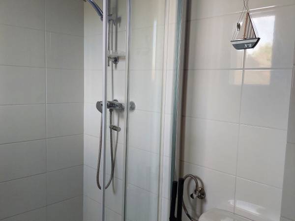 Łazienka pokoju z widokiem na las