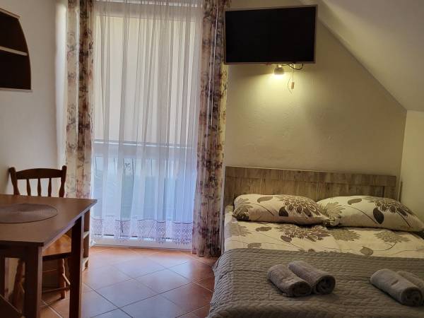 Pokoj 2os z balkonem z łazienką wewnątrz 