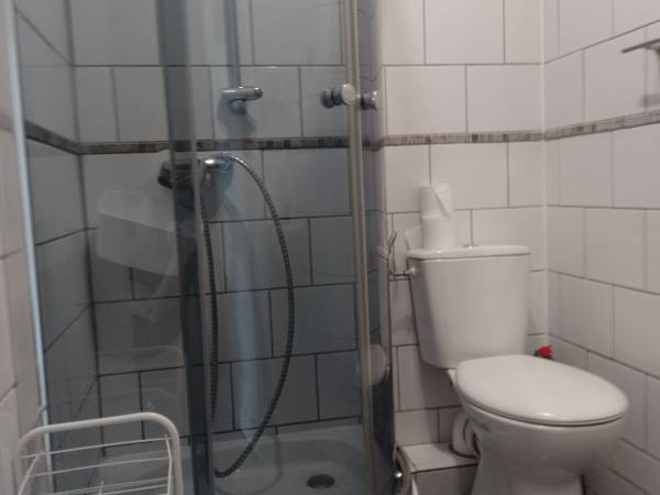 Łazienka pokòj czteroosobowy z balkonem