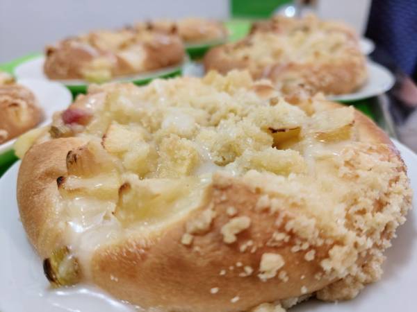 Domowe drożdżówki z rabarbarem