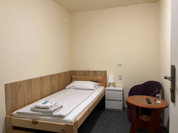 Pokój 1 os bez okien ze wspólną łazienką 