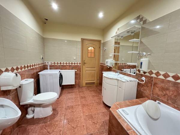 Pokój 2 osobowy (łóżko małżeńskie) typu VIP z łazienką i wanną