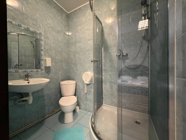 Pokój 2 os z łóżkiem małżeńskim z łazienka 