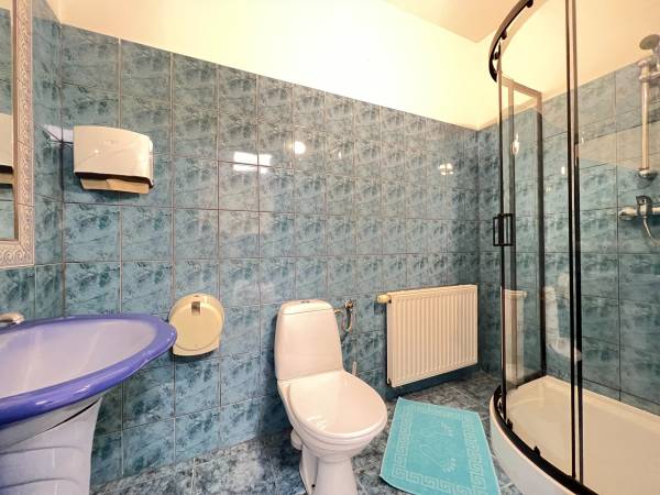 Mały pokój 2 os z łóżkiem małżeńskim z łazienka