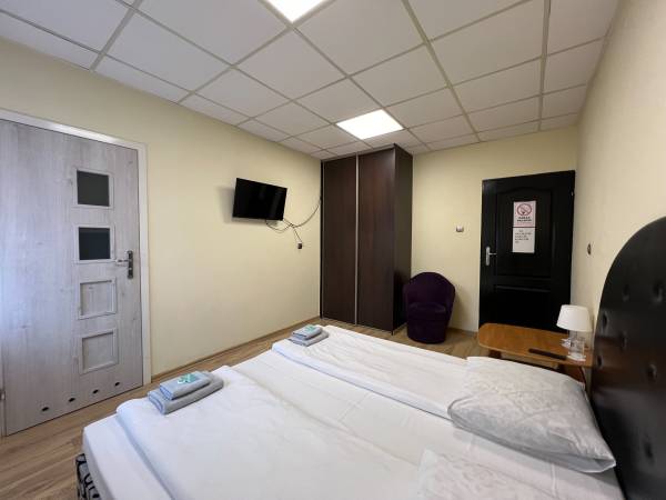 Mały pokój 2 os z łóżkiem małżeńskim z łazienka