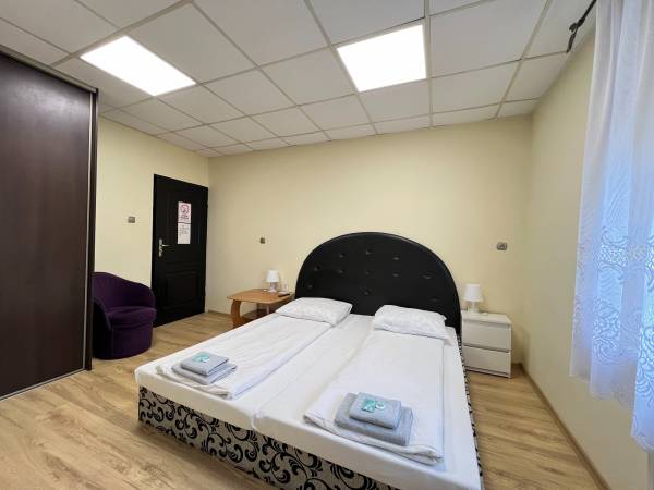 Mały pokój 2 os z łóżkiem małżeńskim z łazienka