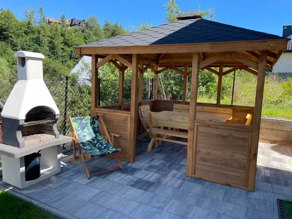 Altana i grill w ogrodzie