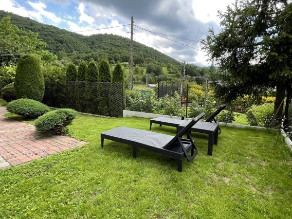 Leżanki ratanowe w ogrodzie