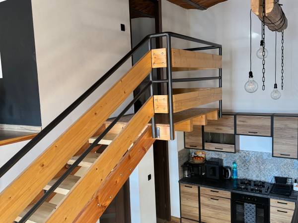 SCHODY DO GÓRNEJ SYPIALNI APARTAMENT LOFT 