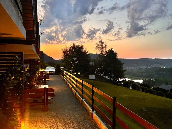 zachod slonca z domkow