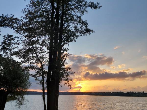 Zachód słońca nad jeziorem