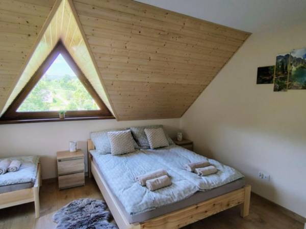 Bliźniak nad stawem