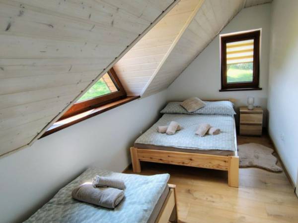 Bliźniak nad stawem