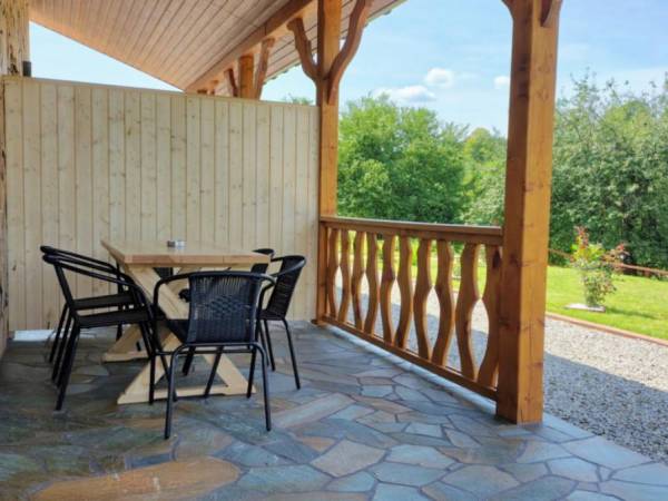 Bliźniak nad stawem