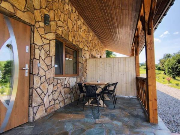 Bliźniak nad stawem